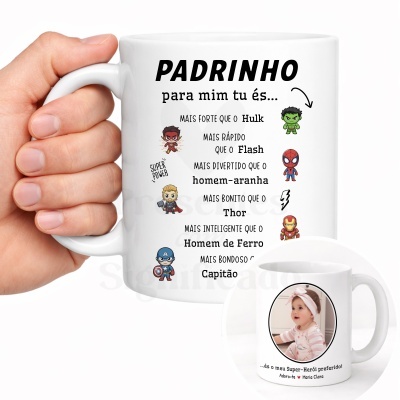 Caneca branca com texto em português e ilustrações de super-heróis cartoon, mais foto de bebé com frase de amor no verso.