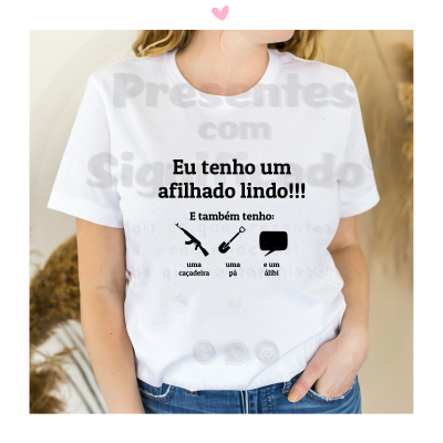 T-shirt branca com texto e ícones em preto