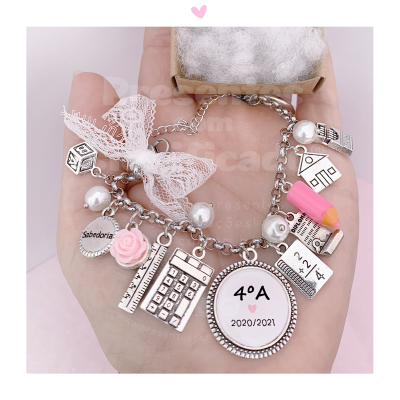 Pulseira prateada com vários pendentes escolares e uma medalha com texto '4º A 2020/2021'