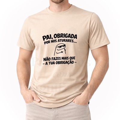 T-shirt bege com texto e desenho a preto