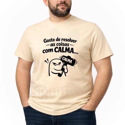 Camiseta bege com estampa preta e texto em português.