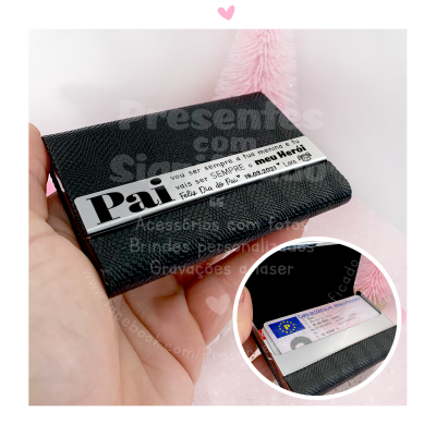 Carteira preta com texto personalizado e interior com cartão de identificação.