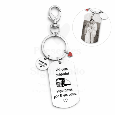 Porta-chaves metálico prateado com três pendentes, incluindo retângulo com texto e pequeno coração vermelho
