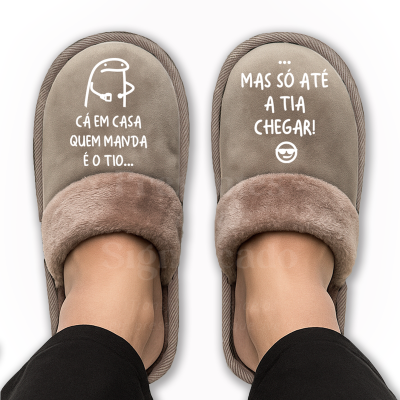 Chinelos castanhos peludos com texto branco divertido em português.