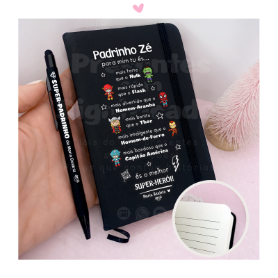 Caderno preto personalizado com texto e personagens de super-heróis e caneta preta com texto branco