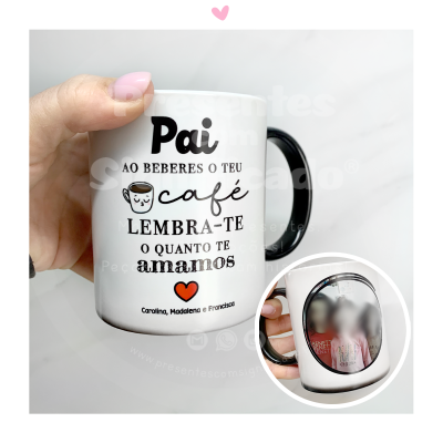 Caneca branca com texto em português e detalhes pretos e vermelhos segurada por uma mão