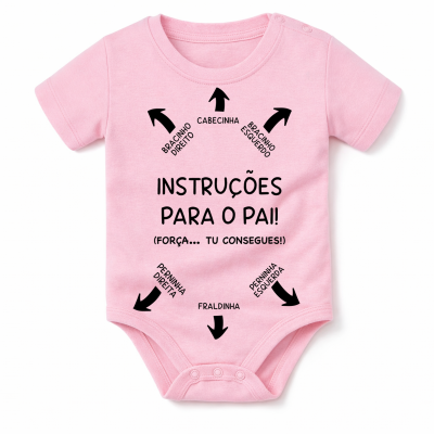 Body cor-de-rosa para bebé com instruções para o pai em texto preto