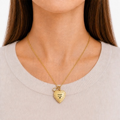 Colar dourado com pendente em forma de coração com gravação e pequeno pendente com pedra clara