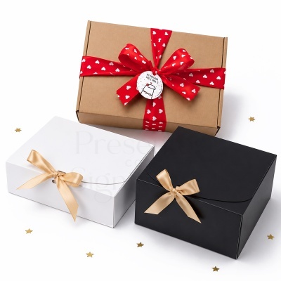 Três caixas de presente com fitas decorativas e etiqueta em fundo branco.