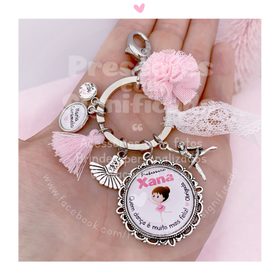 Porta-chaves em metal com pendentes rosa e mensagem personalizada