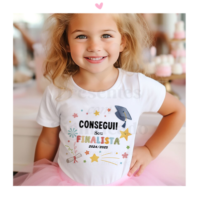 Menina loira sorridente a usar camiseta branca com estampado de finalista