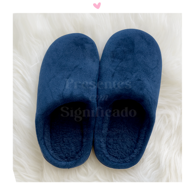 Chinelos azuis de tecido macio sobre fundo branco peludo