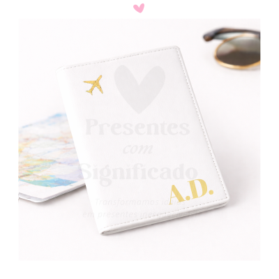Capa branca para passaporte com avião dourado e iniciais A.D.