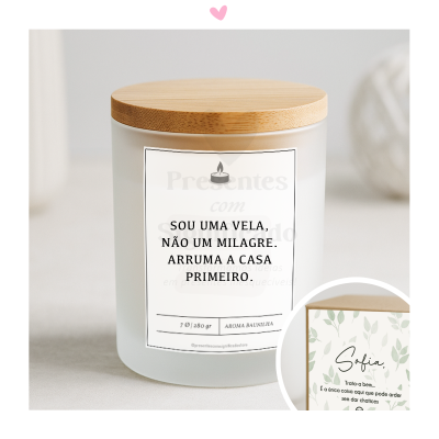 Vela em vidro fosco com tampa de madeira e etiqueta com mensagem em português