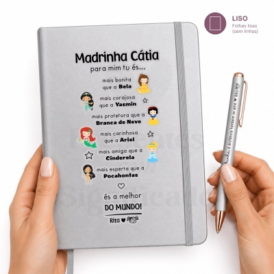 Caderno cinza claro com texto e ilustrações de princesas, acompanhado de caneta prateada com texto personalizado.