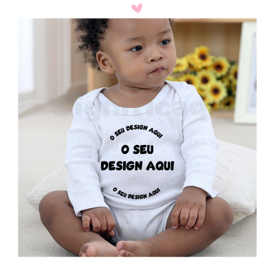 bebé com body branco onde está impresso texto O SEU DESIGN AQUI