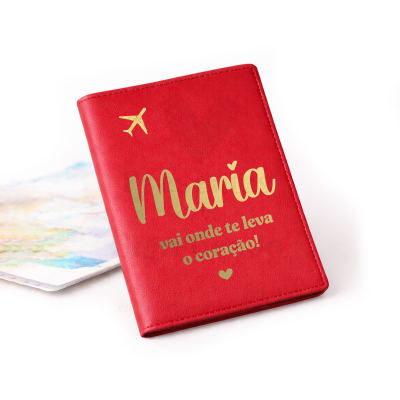 Capa de passaporte vermelha com texto personalizado em dourado e ícone de avião.
