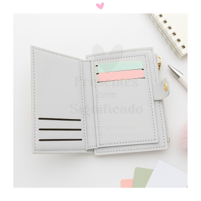 Carteira cinza clara aberta com cartões coloridos e acessórios de escritório ao fundo.