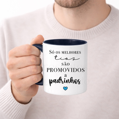 Caneca branca com texto em português e interior azul, segurada por mão de homem