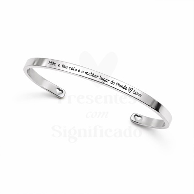 Pulseira prateada gravada com mensagem para mãe e corações nas extremidades.