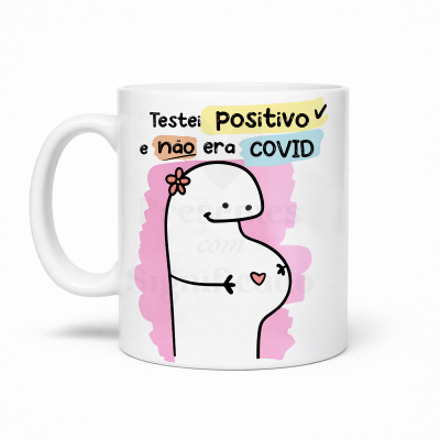 Caneca branca com desenho de mulher grávida e texto humorístico sobre teste positivo que não era COVID