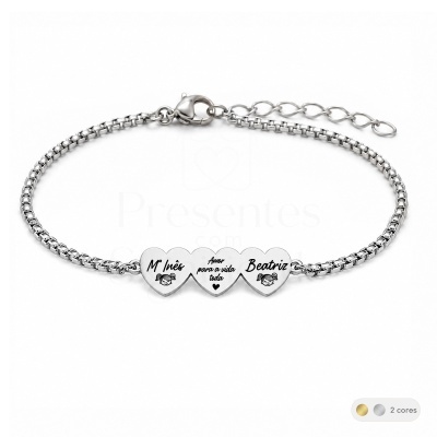 Pulseira prateada com três medalhas em forma de coração com textos e ilustrações de meninas