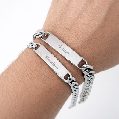 Dois braceletes prateados com placas gravadas em pulso