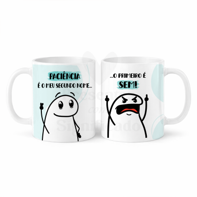 Duas canecas brancas com desenhos e texto em português sobre paciência e humor