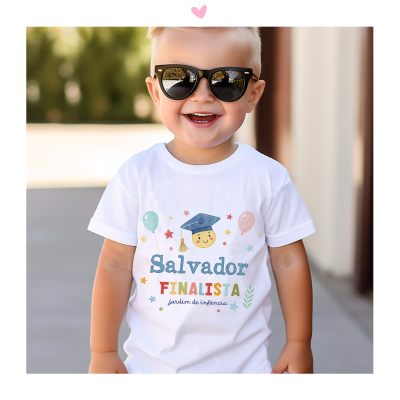 Criança com t-shirt branca estampada e óculos de sol