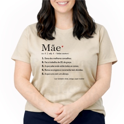 T-shirt bege com texto em português sobre o conceito de mãe, usada por mulher.