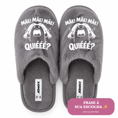 Chinelos cinzentos felpudos com texto branco MÃE! MÃE! MÃE! QUIÉÉÉ? e etiqueta interior JOMIX