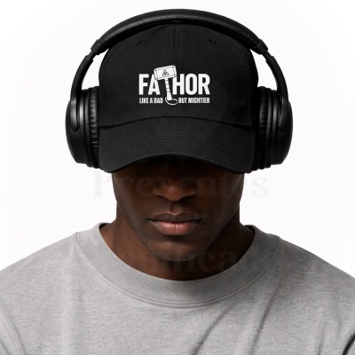 Boné preto com texto FATHOR LIKE A DAD BUT MIGHTIER e desenho de martelo, usado por homem com auscultadores.
