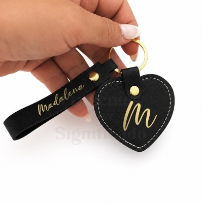 Porta-chaves preto em forma de coração com texto Madalena em dourado