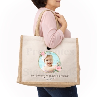 Sacola de tecido bege com alças de corda e estampa personalizada com foto de bebé e texto em português