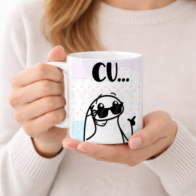 Caneca branca com personagem desenhado e texto CU...