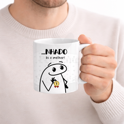 Caneca branca com desenho de boneco e texto ...NHADO és o melhor!