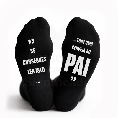 Meias pretas com texto branco na sola, frase divertida em português