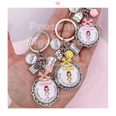 Chaveiros com nomes personalizados e pendentes decorativos num fundo claro