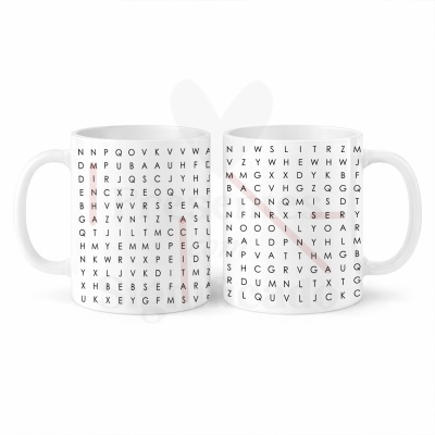 Canecas brancas com padrão de caça-palavras em letras pretas e linhas rosas