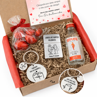 Conjunto presente Dia dos Namorados com bombons, isqueiro, garrafa de gin Beefeater e porta-chaves em caixa de cartão