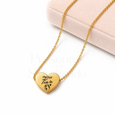 Colar com pendente em forma de coração dourado com texto Melhor Tia do e desenho do globo terrestre