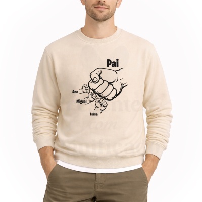 Sweatshirt bege com estampa de punhos e nomes Ana, Miguel, Luísa e Pai