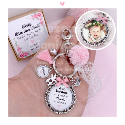 pulseira personalizada para o Dia dos Avós com pendentes prateados e embalagem decorada