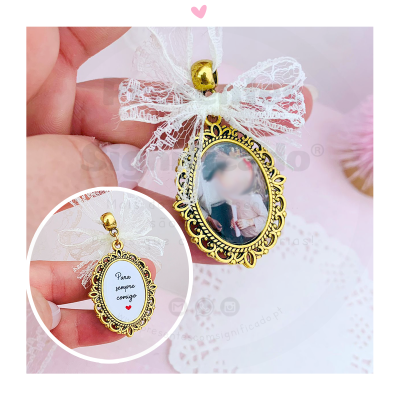 Medalhão dourado com fotografia e laço rendado branco