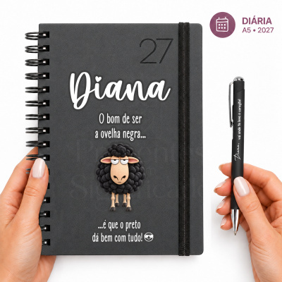 Agenda preta A5 com ilustração de ovelha e caneta preta com texto personalizado