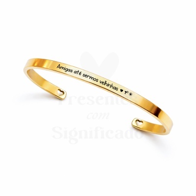 Pulseira dourada com gravação e recortes em forma de coração nas extremidades