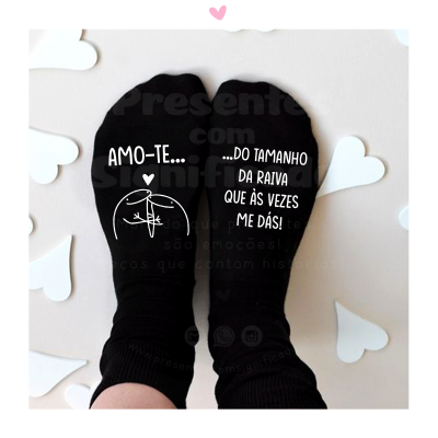 Par de meias pretas com texto e ilustração em branco