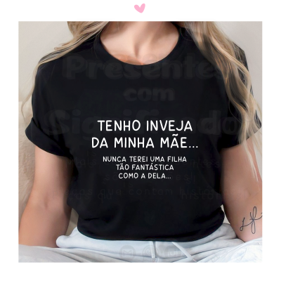 T-shirt preta com texto em branco sobre inveja da mãe usada numa pessoa com cabelo loiro