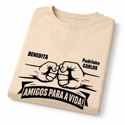 T-shirt bege com estampa preta de punhos a bater e texto amigos para a vida