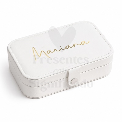 Caixa branca com nome Mariana escrito em dourado